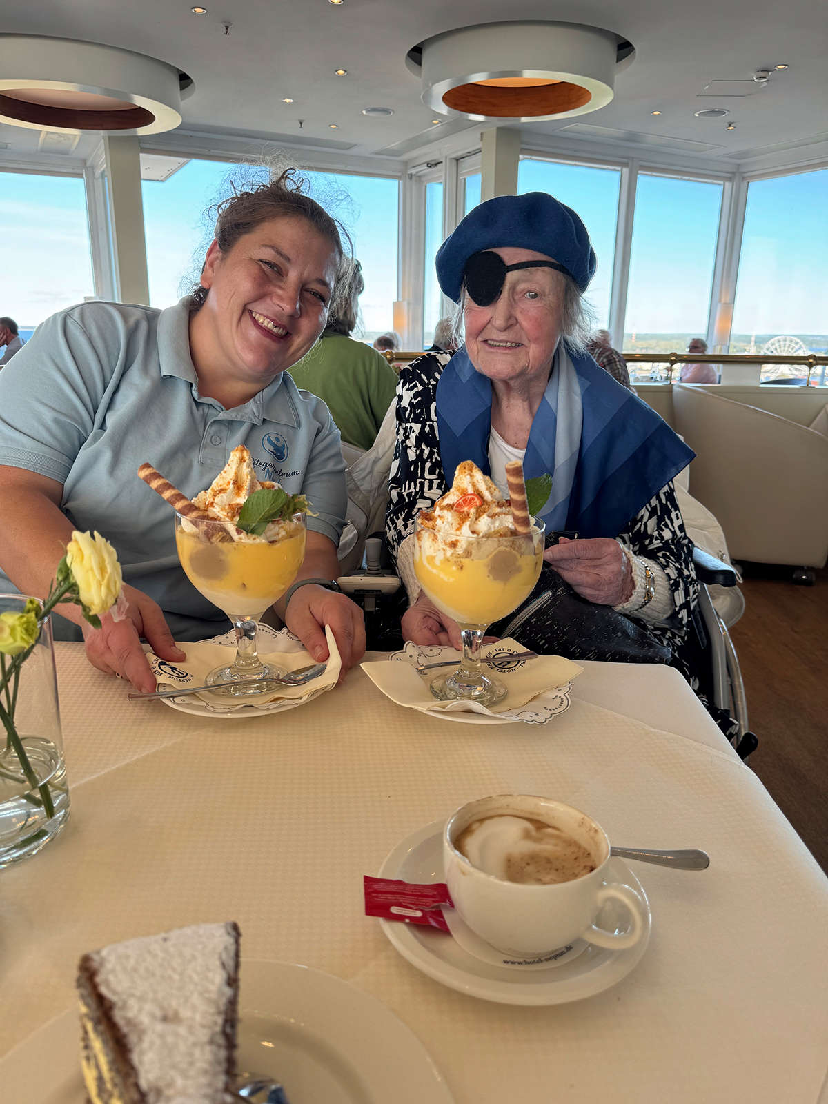 Inge mit ihrer Betreuerin in der „Skybar“ des „Neptun“ Hotels