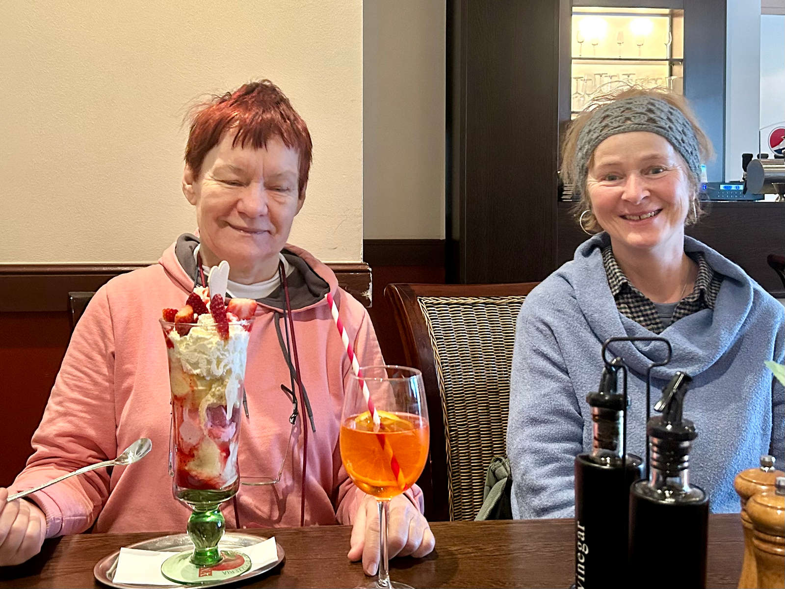 Inge mit ihrer Betreuerin in der „Skybar“ des „Neptun“ Hotels